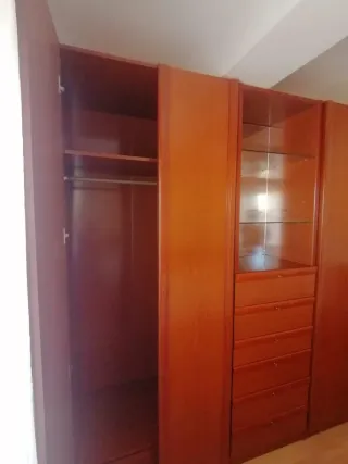 Armario grande de madera y cristal