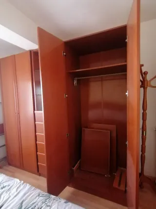 Armario grande de madera y cristal