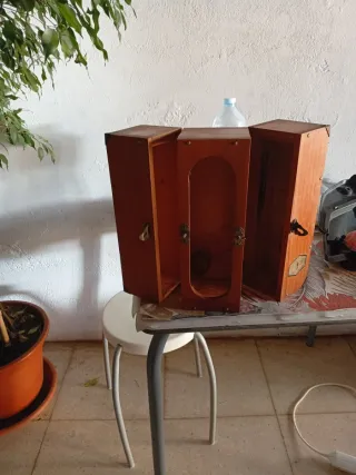 Botellero de madera con puerta