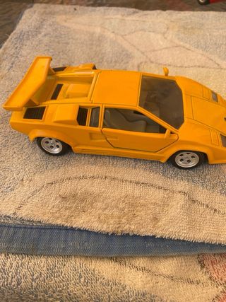 Lamborghini Countach 1:24 Amarillo