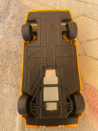 Lamborghini Countach 1:24 Amarillo