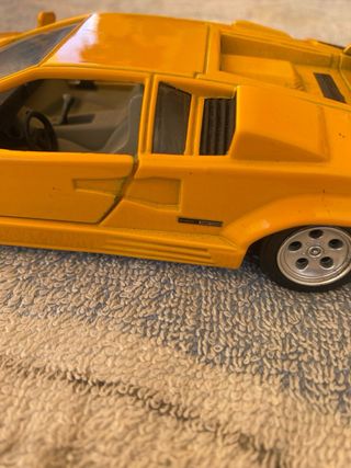 Lamborghini Countach 1:24 Amarillo