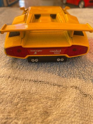 Lamborghini Countach 1:24 Amarillo