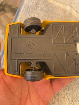 Lamborghini Countach 1:24 Amarillo