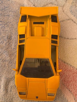 Lamborghini Countach 1:24 Amarillo