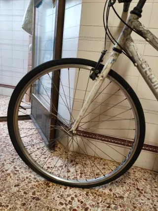 Bicicleta blanca BTWIN