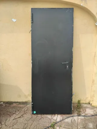 Puerta metálica negra RF con marco