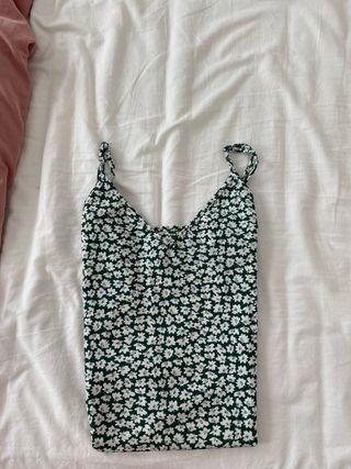 Vestido verde con flores blancas