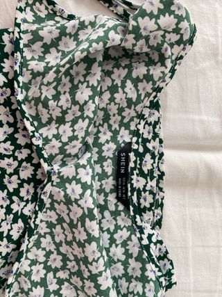 Vestido verde con flores blancas