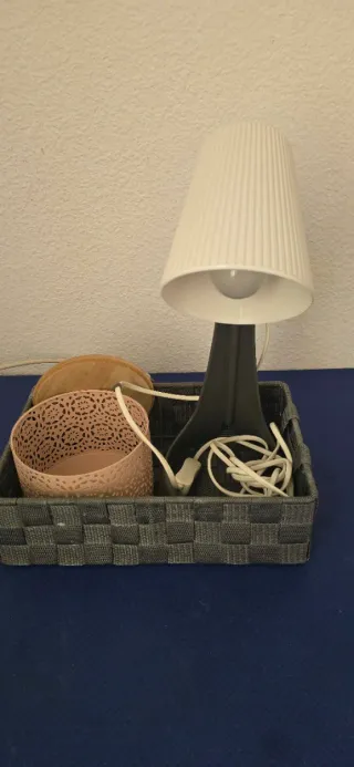 Lámpara, cesta y joyero mesita noche