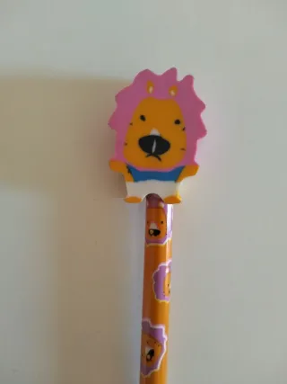 Lápiz y 2 muñequitos