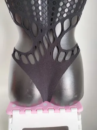 Body elasticizzato nero con cut-out