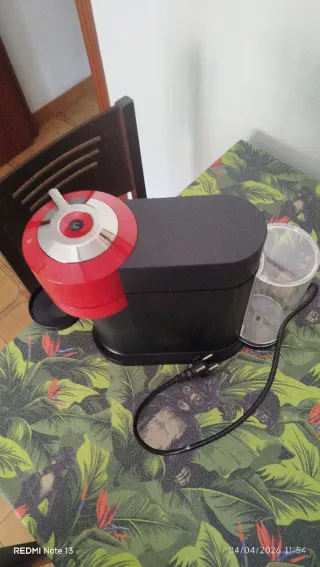 Cafetera Nespresso Roja y Negra