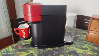 Cafetera Nespresso Roja y Negra