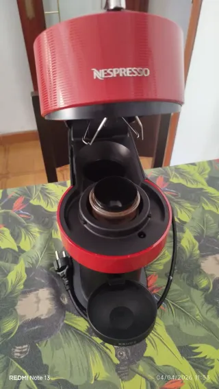 Cafetera Nespresso Roja y Negra
