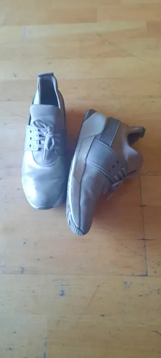 Zapatillas Beige y Plateadas