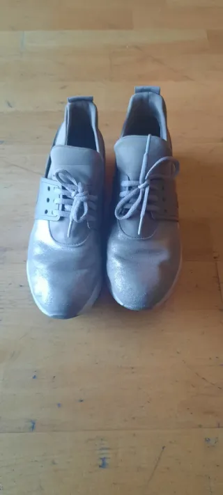 Zapatillas Beige y Plateadas