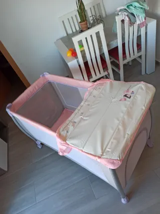 Cuna de viaje rosa y gris