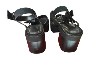 Sandalias de plataforma negras con hebillas