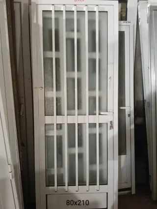 Puerta aluminio 80x210 con reja