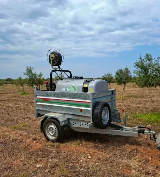 Pulverizador agrícola con depósito