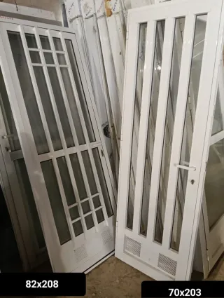 Puertas de aluminio blancas