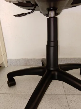 Sedia da scrivania blu e nera