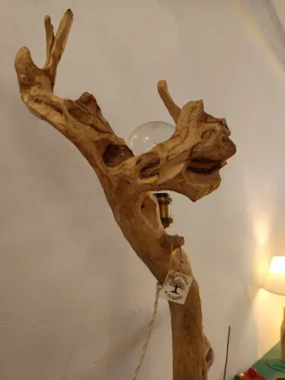 Lampada in legno di ulivo