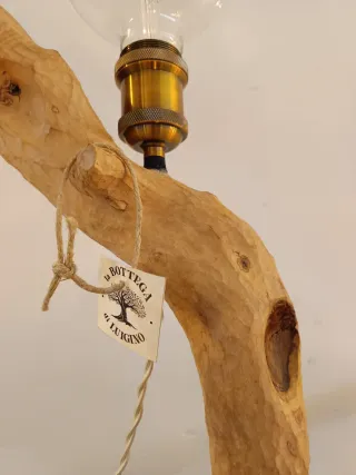 Lampada in legno di ulivo