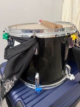 Tambor infantil negro con baquetas