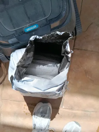 Limpiafondos piscina negro y gris
