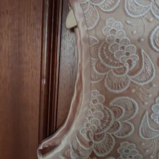 Blusa de encaje floral rosa y blanco