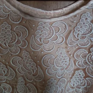 Blusa de encaje floral rosa y blanco