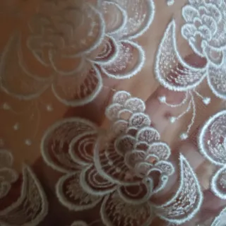 Blusa de encaje floral rosa y blanco