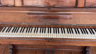 Piano de pared antiguo W. Chassner