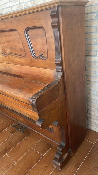 Piano de pared antiguo W. Chassner
