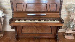 Piano de pared antiguo W. Chassner
