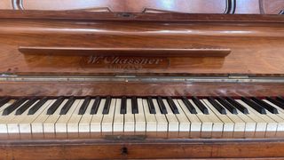 Piano de pared antiguo W. Chassner