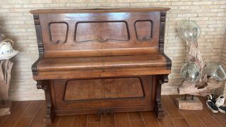 Piano de pared antiguo W. Chassner