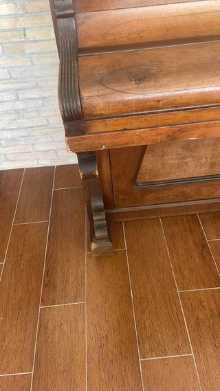 Piano de pared antiguo W. Chassner