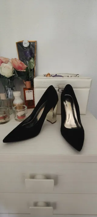 Tacones negros elegantes con tacón dorado T.38