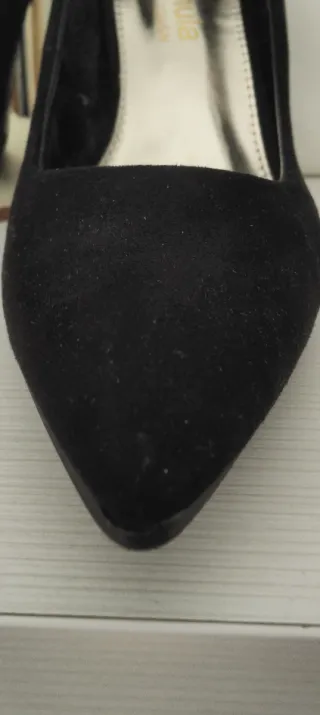 Tacones negros elegantes con tacón dorado T.38