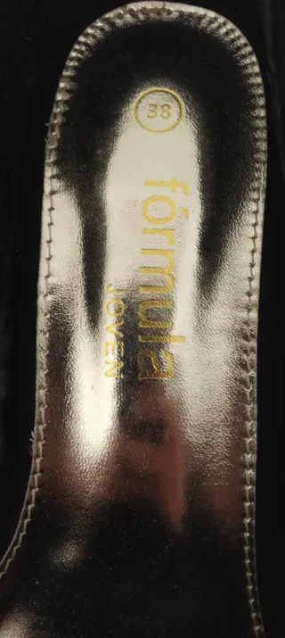 Tacones negros elegantes con tacón dorado T.38