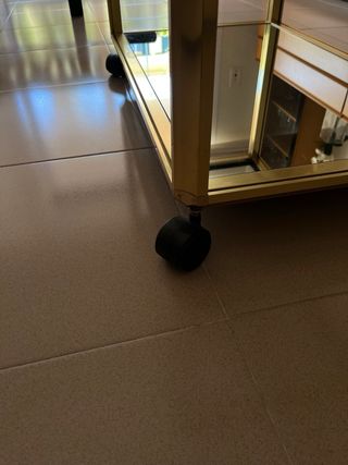 Mesita auxiliar cristal y metal dorado