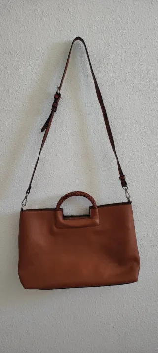 Bolso piel marrón bandolera y asa trenzada