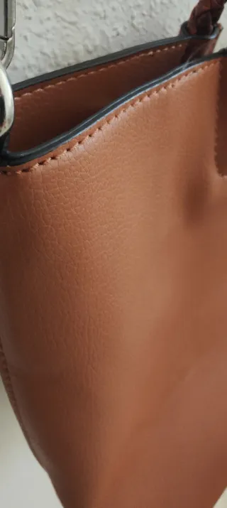 Bolso piel marrón bandolera y asa trenzada