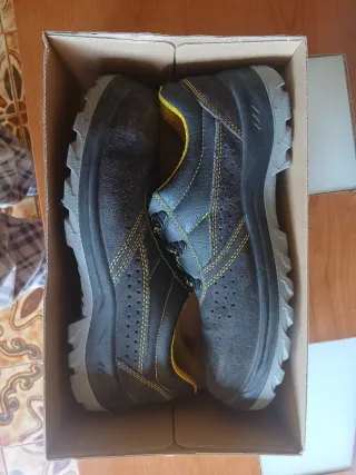 Zapatos de trabajo negros y grises