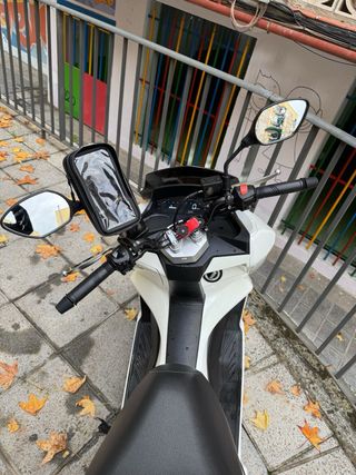 Moto Scooter Blanca y Negra Automática