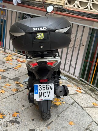 Moto Scooter Blanca y Negra Automática