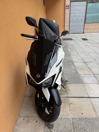 Moto Scooter Blanca y Negra Automática